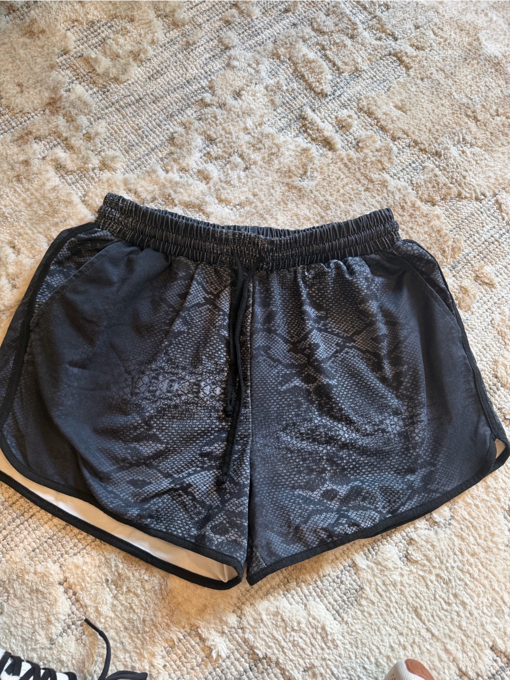 Black Snake-Print shorts